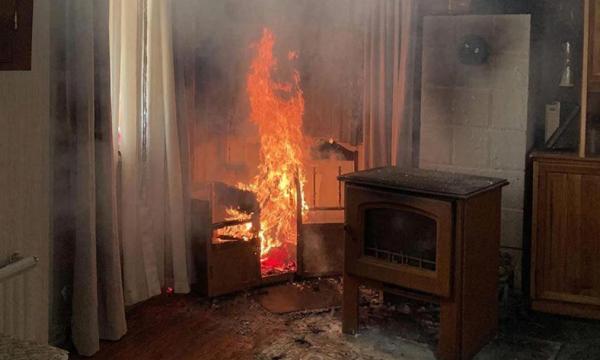 Пожарные ликвидировали возгорание в частном доме в Углегорском районе