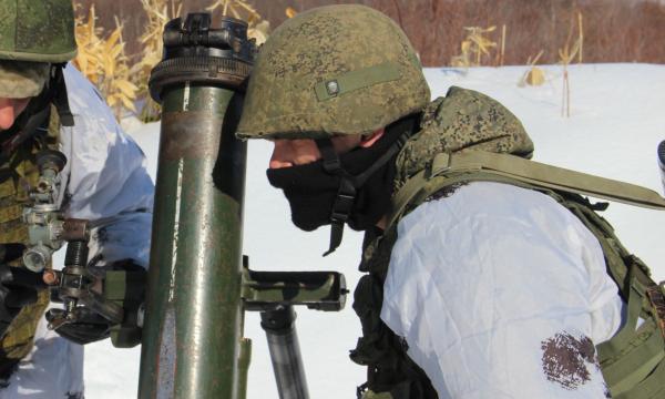 Сахалинские военнослужащие на полигоне осваивают стрельбу из миномета "Сани"