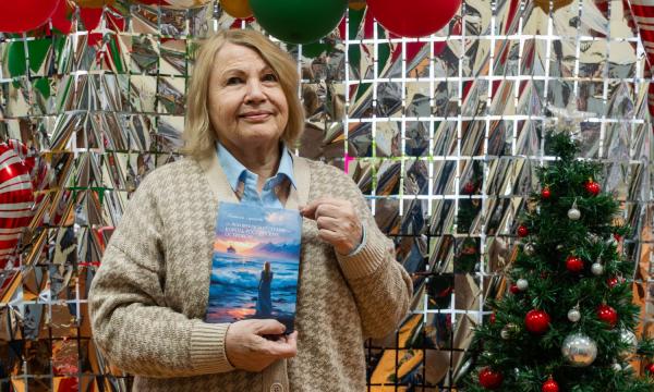 СахОУНБ получила в дар поэтический сборник о Сахалине