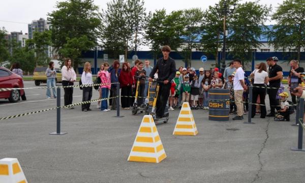 В Южно-Сахалинске прошли курсы безопасного вождения электросамокатов