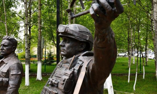 В Поронайске завершили обновление мемориала &laquo;Боевое братство&raquo;