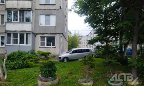 В Южно-Сахалинске в стену дома врезался универсал