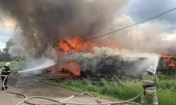 Пожарные ликвидировали крупный пожар в частном доме в селе Восток