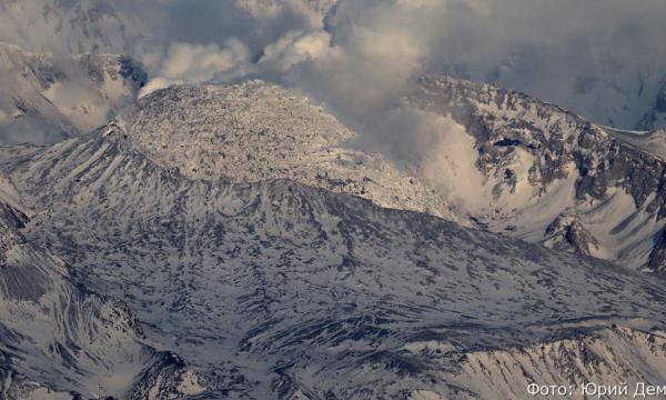 Камчатский вулкан Шивелуч выбросил столб пепла в высоту семь километров