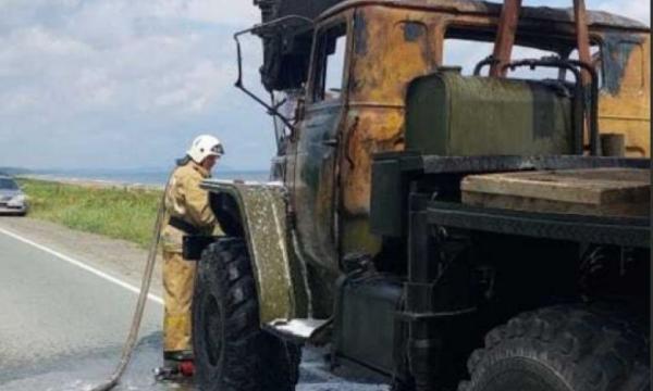Пожарные оперативно ликвидировали возгорание автокрана на трассе Южно-Сахалинск &ndash; Оха