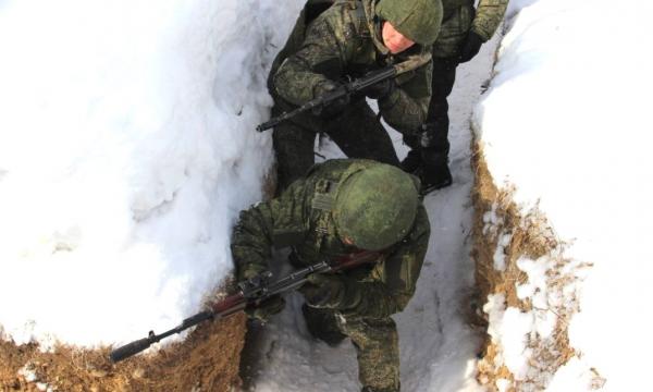 Военнослужащие на Сахалине отрабатывают штурм опорных пунктов