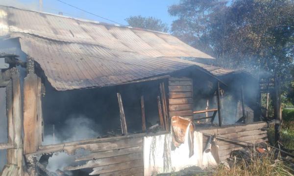 Пожарные ликвидировали пожар в частном доме в Холмском районе