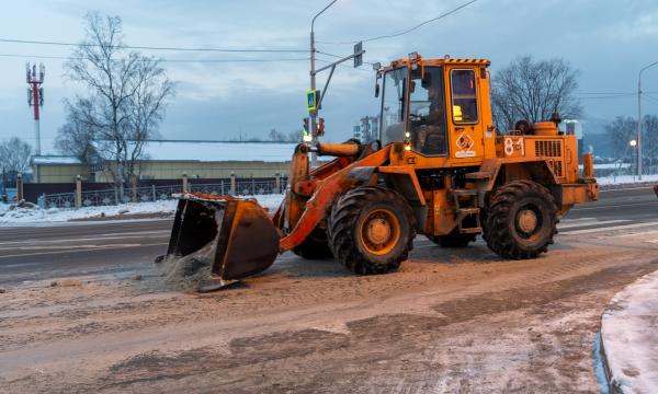 Дорожные службы Южно-Сахалинска начали круглосуточную зимнюю уборку улиц