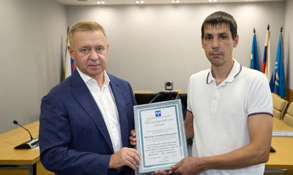 Мэр Южно-Сахалинска наградил работников завода за помощь участникам СВО
