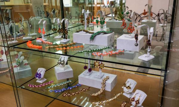 Персональная выставка из бисера Натальи Лобкиной открылась в СахОУНБ