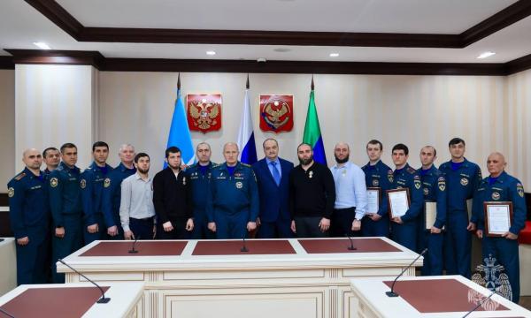 Александр Куренков посетил Ситуационный центр Дагестана и вручил ведомственные награды