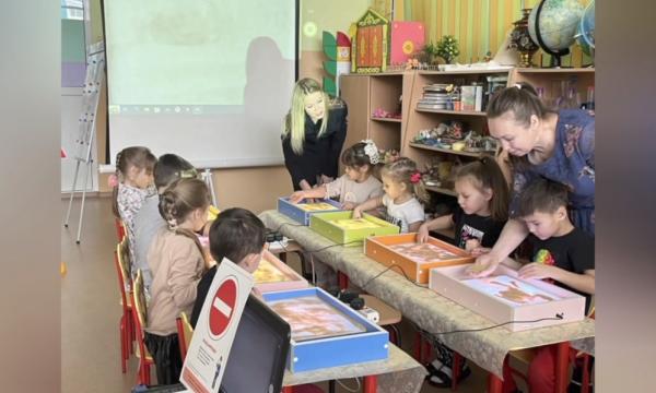 В Невельске дошкольники учатся правилам дорожного движения через игру