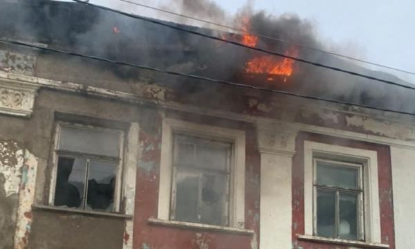 Пожарные более 15 часов тушили заброшенное здание в Яблочном