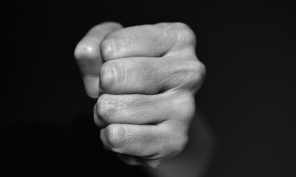 21-летний житель Поронайска напал на полицейских при проверке документов