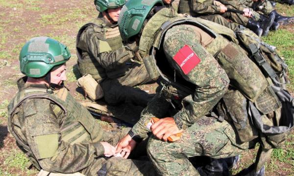 Военнослужащие на Сахалине отрабатывают навыки оказания первой помощи