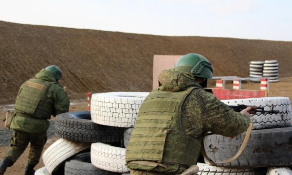 Военнослужащие Сахалина учатся тактической стрельбе в боевых двойках
