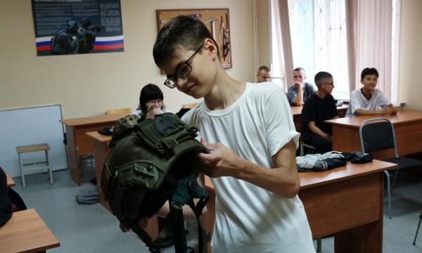 Сотрудники сахалинского СОБР "Редут" провели урок мужества для школьников