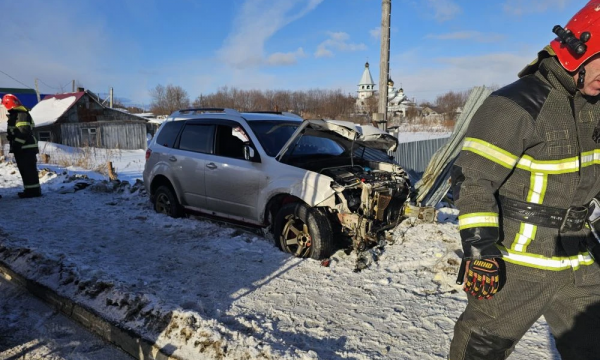 На дороге в село Троицкое водитель Subaru врезался в газовую трубу