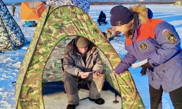 Сотрудники МЧС России напоминают рыбакам о правилах    безопасности на льду