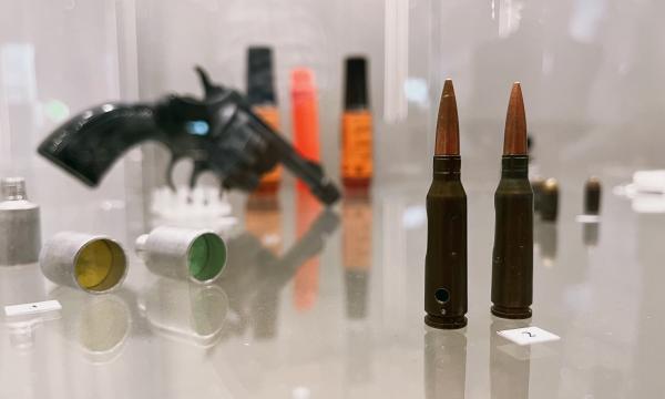 Ради наглядности и точности: в аэровокзале «Южно-Сахалинск» развернули выставку с запрещёнными к провозу на борту самолёта предметами