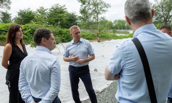 Мэр Южно-Сахалинска проверил ход благоустройства набережной Еланьки