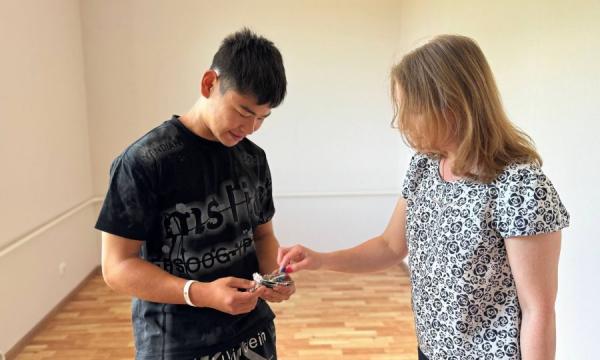 В Поронайске ребенку-сироте вручили ключи от квартиры