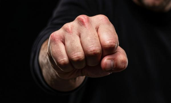 Пьяный житель Корсакова, находясь в отделении, ударил по лицу сотрудницу полиции Пьяный житель Корсакова, находясь в отделении, ударил по лицу сотрудницу полиции