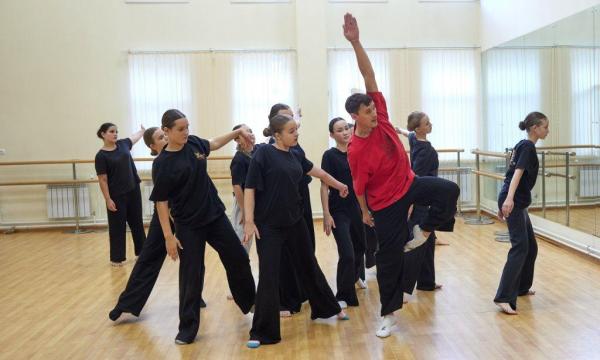 «Пять шагов» к себе: участник теле-шоу «Танцы на ТНТ» готовит новую постановку для детского хореографического центра «Мечта»