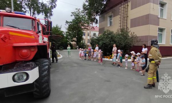 Воспитанники детского сада познакомились с работой огнеборцев