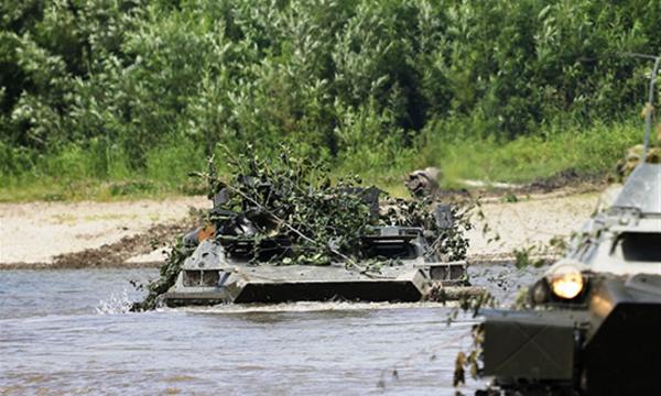 Военные водители на Сахалине отработали вождение гусеничной техники