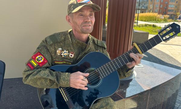 Позывной "Музыка": как гитара помогла участнику СВО Александру Владимирову вернуться к мирной жизни