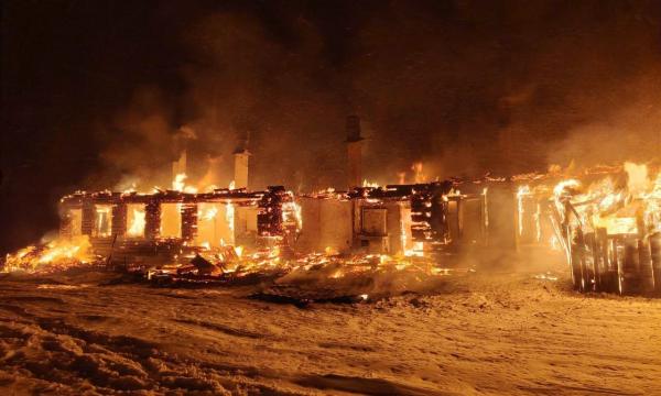 Пожарные ликвидировали возгорание в расселенном доме на Сахалине