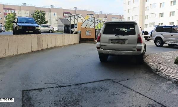 В Южно-Сахалинске выписали уже 62 штрафа за блокировку подъездов к мусорным площадкам