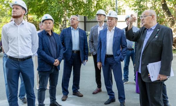 Мэр Южно-Сахалинска проверил ход капремонта школы №21