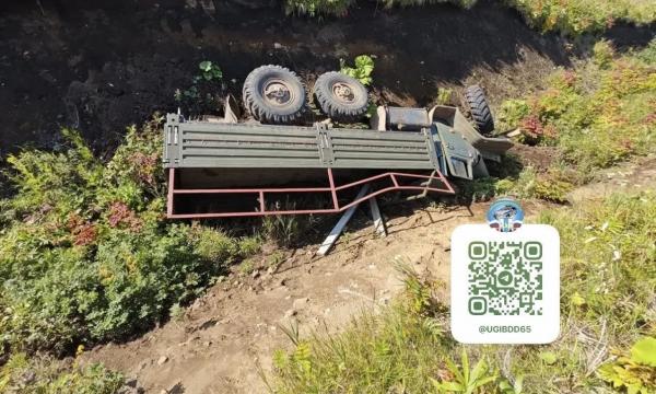 В Курильском районе автомобиль Урал опрокинулся в кювет, погиб пассажир