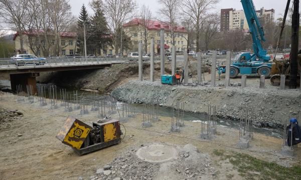 Подрядчики возводят новый мост через реку Рогатку на проспекте Мира в Южно-Сахалинске