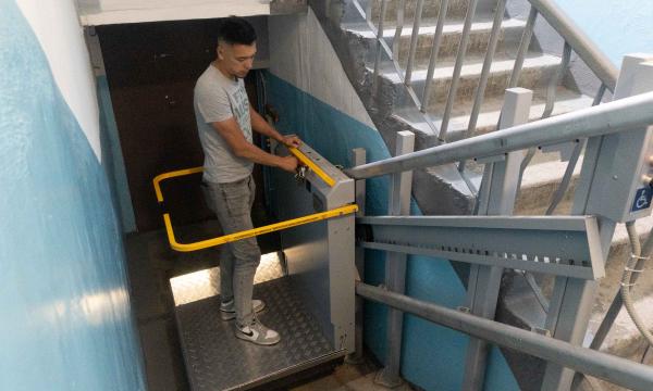 Рабочие завершают установку пандуса на улице Горной в Синегорске