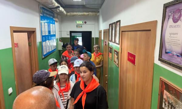 Школьники из села Дальнее посетили пожарную часть в Анивском районе