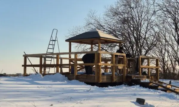 В Поронайске в зоне отдыха "Рефулеры" продолжаются работы по благоустройству