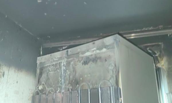 В Долинске пожарные оперативно потушили возгорание в многоквартирном доме