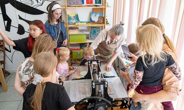 Сахалинская библиотека отметила 78-летие праздничной программой