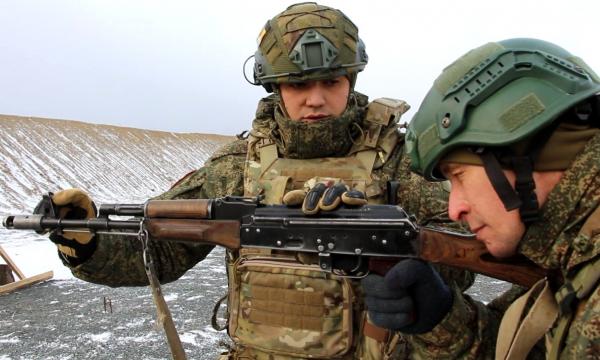Инструкторы обучают сахалинских военнослужащих штурмовать укрепления