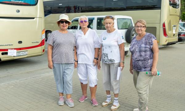 В Южно-Сахалинске люди с инвалидностью и пенсионеры отдохнули на озере Тунайча