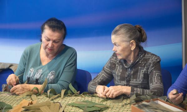 &laquo;Серебряные&raquo; волонтеры Южно-Сахалинска плетут маскировочные сети для Победы