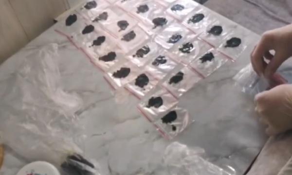 Полицейские изъяли у жителя Корсакова 66 пакетиков с гашишным маслом Полицейские изъяли у жителя Корсакова 66 пакетиков с гашишным маслом