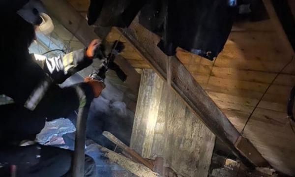 Поронайские пожарные оперативно ликвидировали возгорание на крыше жилого дома