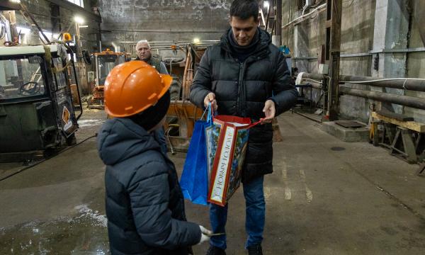 В канун Нового года благодаря акции "Ёлка желаний" в Южно-Сахалинске исполнилась мечта Максима Покачалова