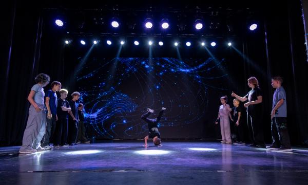В центре народной культуры «Радуга» обновили сценическое и световое оборудование В центре народной культуры «Радуга» обновили сценическое и световое оборудование