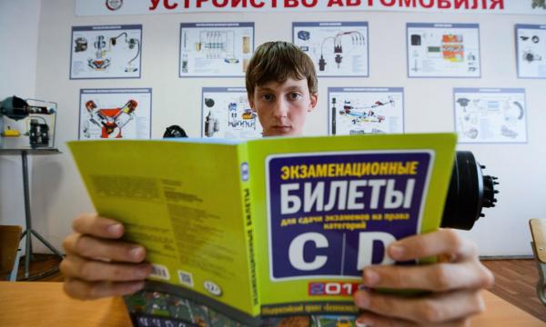 В России предложили пересмотреть содержание экзаменационных билетов на знание ПДД