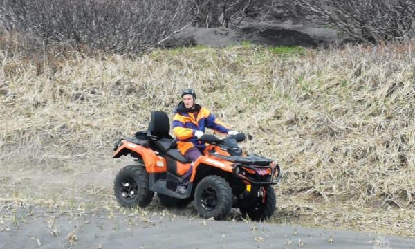 Спасатели отработали навыки управления квадроциклом в Северо-Курильском районе